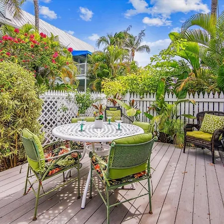 Key West Charming By Avantstay Communal Pool Gated Community Near Fort Zachary Taylor Park Week Long Stays